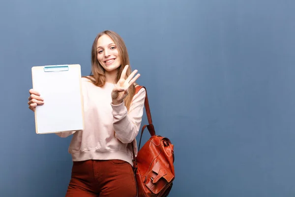 Junge Hübsche Frau Mit Einem Stück Papier Gegen Blaue Wand — Stockfoto