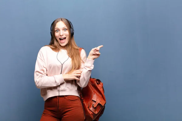 Joven Bonita Mujer Contra Pared Azul Con Espacio Copia — Foto de Stock