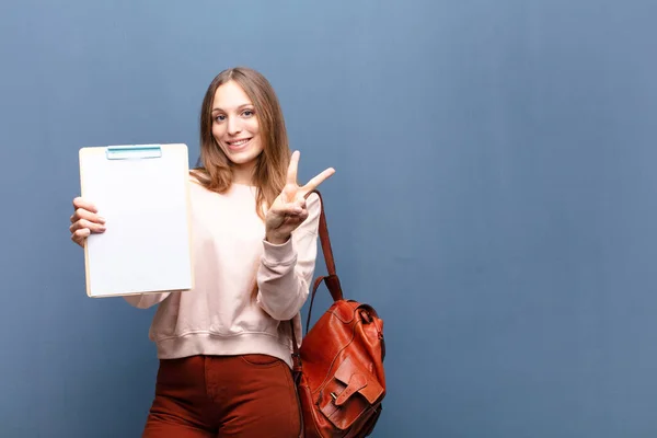 Joven Bonita Mujer Con Pedazo Papel Contra Pared Azul Con — Foto de Stock