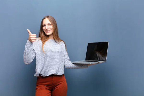 Dizüstü Bilgisayarı Olan Genç Güzel Bir Kadın Mavi Duvarda Fotokopi — Stok fotoğraf