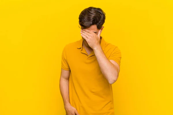 Gestresst Kijken Beschaamd Van Streek Met Hoofdpijn Gezicht Bedekken Met — Stockfoto