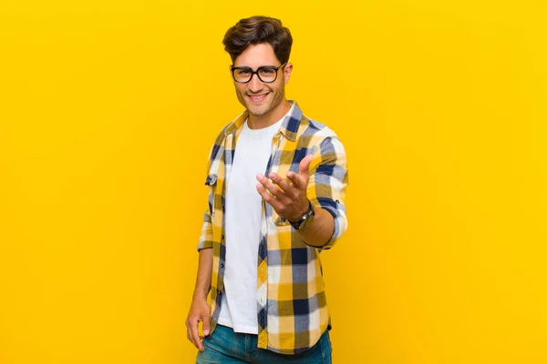 Sorrindo Parecendo Feliz Confiante Amigável Oferecendo Aperto Mão Para Fechar — Fotografia de Stock