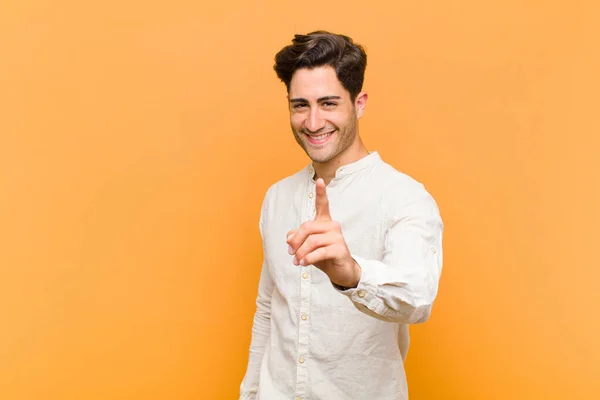 Jovem Bonito Homem Sorrindo Orgulhosamente Confiantemente Fazendo Número Pose Triunfante — Fotografia de Stock