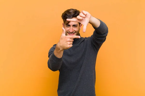 Jonge Knappe Man Die Zich Gelukkig Vriendelijk Positief Voelt Glimlacht — Stockfoto