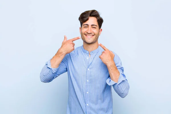 Jonge Knappe Man Glimlachend Zelfverzekerd Wijzen Naar Een Eigen Brede — Stockfoto