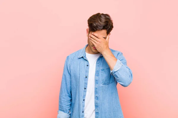 Jonge Knappe Man Kijkt Gestresst Beschaamd Boos Met Hoofdpijn Het — Stockfoto