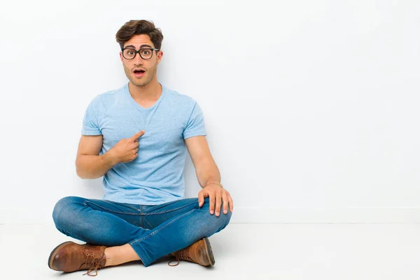 Joven Hombre Guapo Mirando Sorprendido Sorprendido Con Boca Abierta Apuntando —  Fotos de Stock