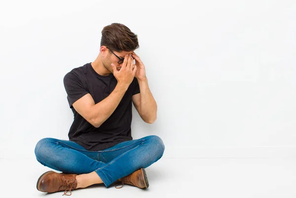 Junger Gutaussehender Mann Der Die Augen Mit Händen Bedeckt Mit — Stockfoto