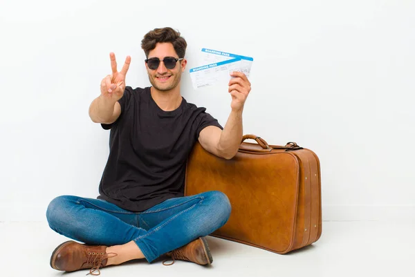 Joven Hombre Guapo Con Billete Embarque Sentado Suelo Una Habitación — Foto de Stock