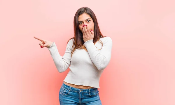 Giovane Bella Donna Sentirsi Felice Scioccato Sorpreso Coprendo Bocca Con — Foto Stock