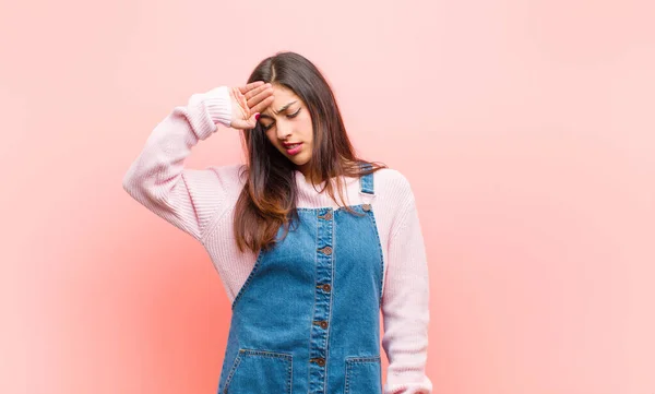 Jovem Bonita Mulher Olhando Estressado Cansado Frustrado Secando Suor Fora — Fotografia de Stock