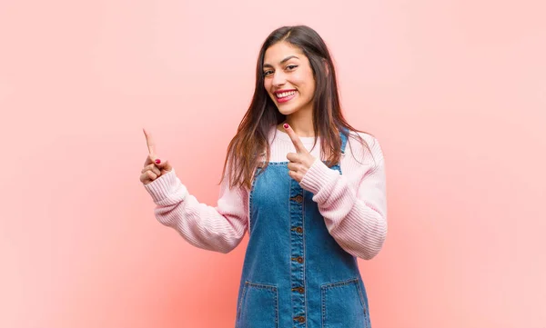 Wanita Cantik Muda Tersenyum Bahagia Dan Menunjuk Samping Dan Atas — Stok Foto