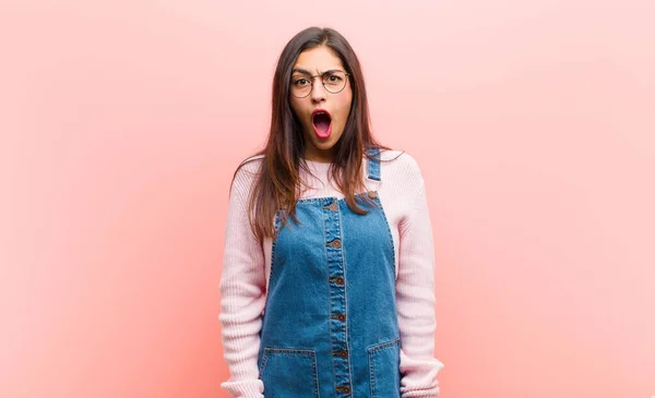 Giovane Bella Donna Guardando Scioccato Arrabbiato Infastidito Deluso Bocca Aperta — Foto Stock