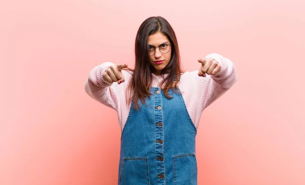 Young Pretty Woman Pointing Forward Camera Both Fingers Angry Expression — Stock Photo, Image