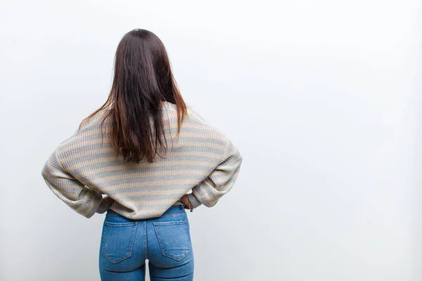 Jonge Mooie Vrouw Voelt Zich Verward Vol Twijfels Vragen Afvragen — Stockfoto