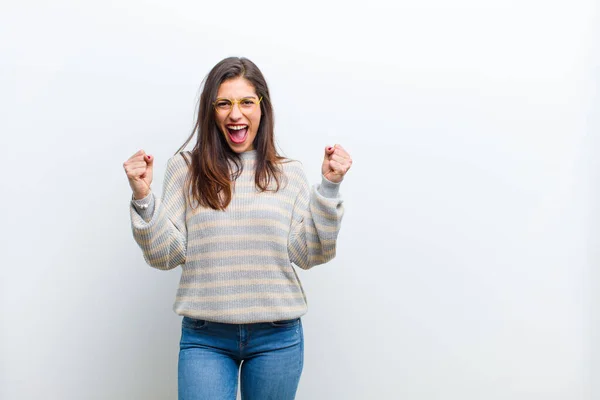 Jonge Mooie Vrouw Voelt Zich Gelukkig Positief Succesvol Vieren Overwinning — Stockfoto