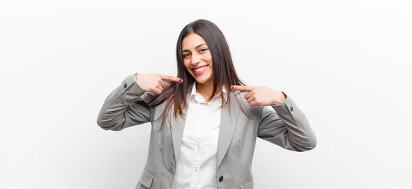 Joven Bonita Mujer Sonriendo Con Confianza Apuntando Propia Amplia Sonrisa — Foto de Stock