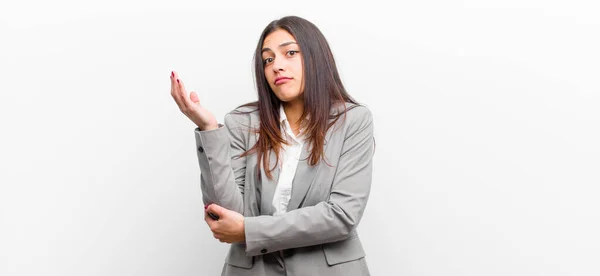 Jovem Mulher Bonita Sentindo Confuso Sem Noção Perguntando Sobre Uma — Fotografia de Stock