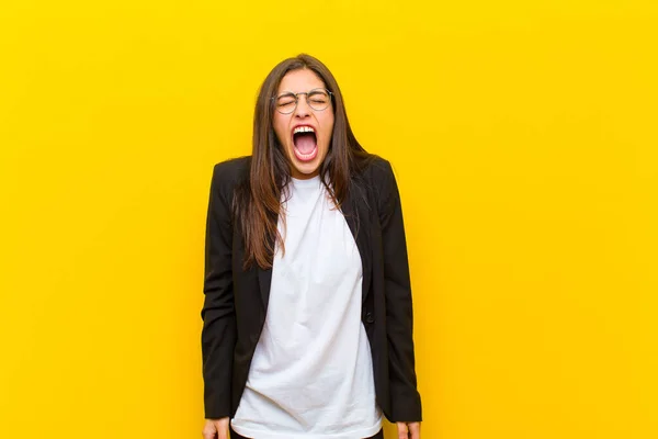 Jovem Mulher Bonita Gritando Agressivamente Olhando Muito Com Raiva Frustrado — Fotografia de Stock