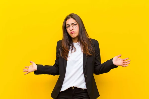 Joven Bonita Mujer Sintiéndose Desconcertado Confundido Inseguro Acerca Respuesta Correcta — Foto de Stock