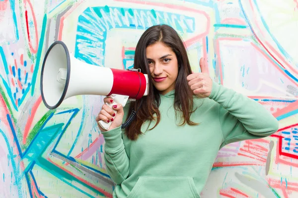 Joven Bonita Mujer Con Megáfono Contra Pared Graffiti — Foto de Stock