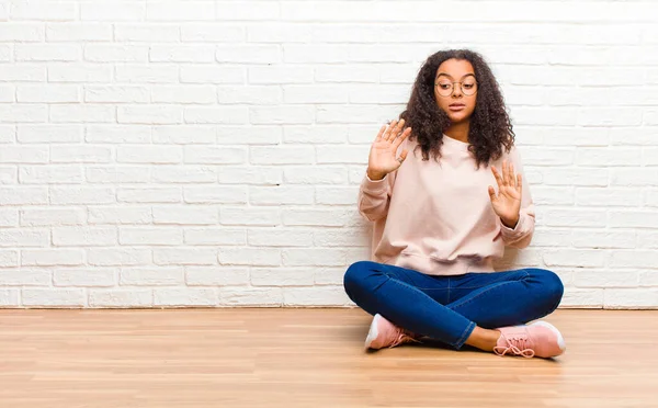 Junge Afrikanisch Amerikanische Schwarze Frau Sieht Nervös Ängstlich Und Besorgt — Stockfoto