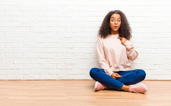 Junge Afrikanisch Amerikanische Schwarze Frau Schaut Schockiert Und Überrascht Mit — Stockfoto