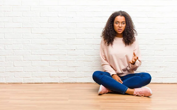 Junge Afrikanisch Amerikanische Schwarze Frau Sieht Wütend Genervt Und Frustriert — Stockfoto