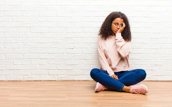 Jovem Negra Afro Americana Sentindo Entediada Frustrada Sonolenta Após Uma — Fotografia de Stock