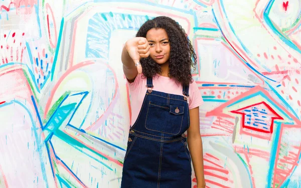 Fiatal Csinos Afro Amerikai Érzés Kereszt Dühös Bosszús Csalódott Vagy — Stock Fotó