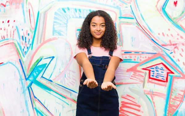 Fiatal Csinos Afro Amerikai Mosolyog Boldogan Barátságos Magabiztos Pozitív Megjelenés — Stock Fotó