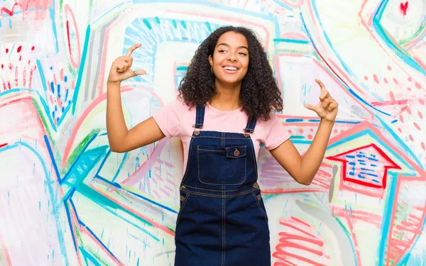 Junge Hübsche Afrikanisch Amerikanische Frau Umrahmt Oder Umreißt Ihr Eigenes — Stockfoto