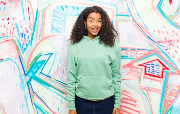 Fiatal Csinos Afro Amerikai Néz Boldog Kellemesen Meglepett Izgatott Egy — Stock Fotó
