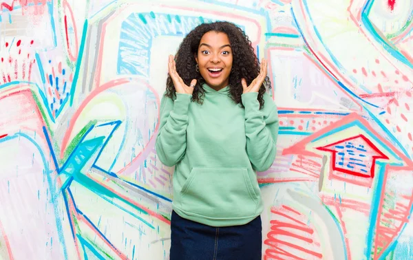 Junge Hübsche Afrikanisch Amerikanische Frau Ist Schockiert Und Aufgeregt Lacht — Stockfoto