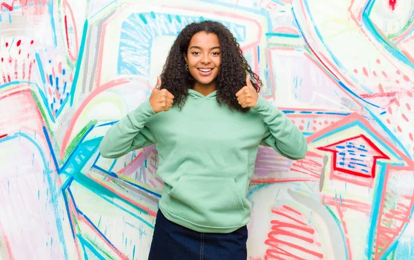 Junge Hübsche Afrikanisch Amerikanische Frau Lächelt Breit Und Sieht Glücklich — Stockfoto