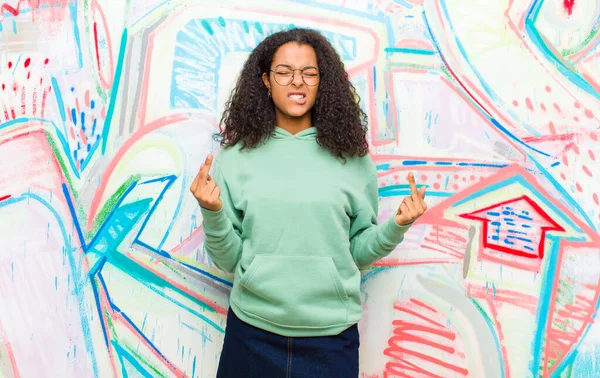 Молода Красива Афроамериканка Відчуває Провокаційну Агресивну Непристойну Перевертаючи Середній Палець — стокове фото