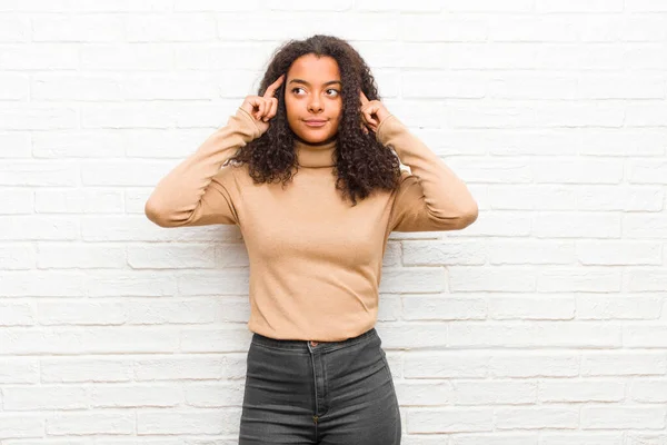 Joven Mujer Negra Sintiéndose Confundida Dudando Concentrándose Una Idea Pensando — Foto de Stock