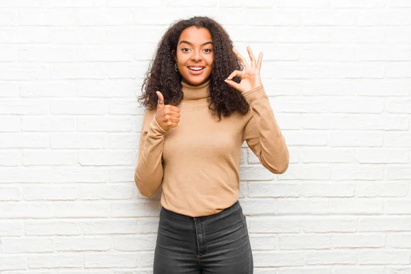 Joven Mujer Negra Sintiéndose Feliz Sorprendido Satisfecho Sorprendido Mostrando Bien — Foto de Stock