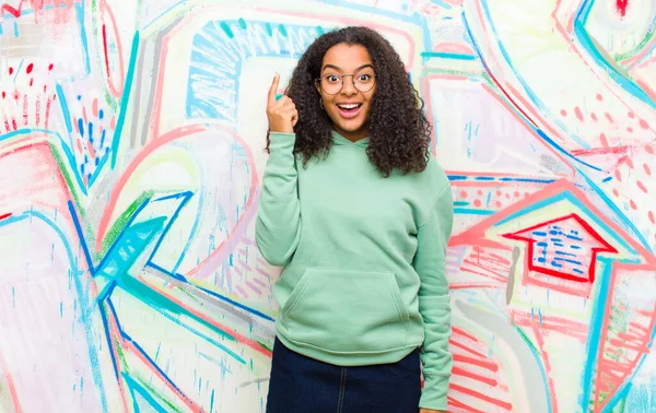Fiatal Csinos Afro Amerikai Érzi Magát Mint Egy Boldog Izgatott — Stock Fotó