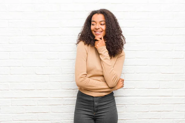 Jovem Mulher Negra Sorrindo Com Uma Expressão Feliz Confiante Com — Fotografia de Stock