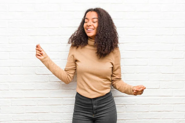 Jeune Femme Noire Souriante Sentant Insouciante Détendue Heureuse Dansant Écoutant — Photo