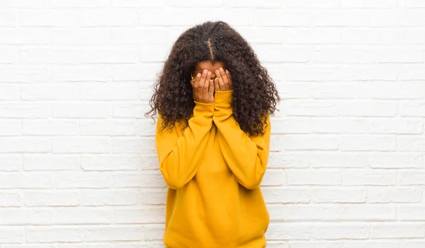 Jonge Zwarte Vrouw Voelt Zich Verdrietig Gefrustreerd Nerveus Depressief Bedekken — Stockfoto