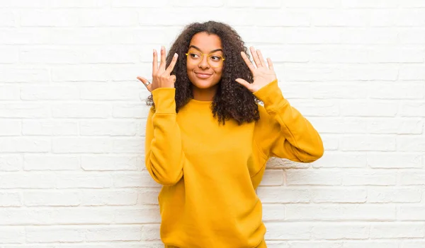 Joven Mujer Negra Sonriendo Buscando Amigable Mostrando Número Nueve Noveno — Foto de Stock