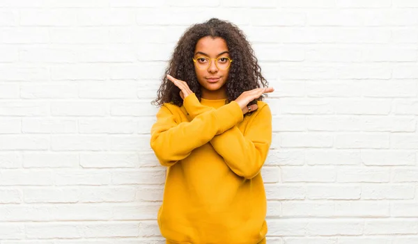 Joven Negro Mujer Buscando Molesto Enfermo Actitud Diciendo Basta Manos — Foto de Stock