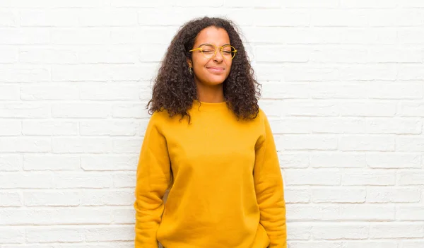 Joven Mujer Negra Mirando Feliz Amable Sonriendo Guiñando Ojo Usted — Foto de Stock