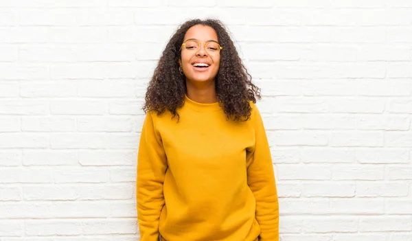 Joven Mujer Negra Con Una Sonrisa Grande Amigable Despreocupada Con — Foto de Stock