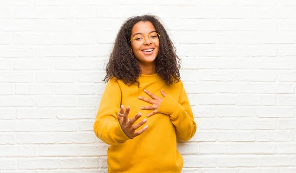 Ung Svart Kvinna Känner Sig Glad Och Kär Ler Med — Stockfoto