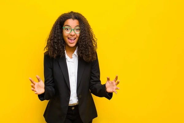 Donna Affari Nera Sentirsi Felice Stupito Fortunato Sorpreso Come Dire — Foto Stock