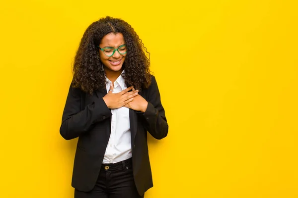 Zwart Zakenvrouw Kijken Verdrietig Gekwetst Gebroken Hart Houdt Beide Handen — Stockfoto