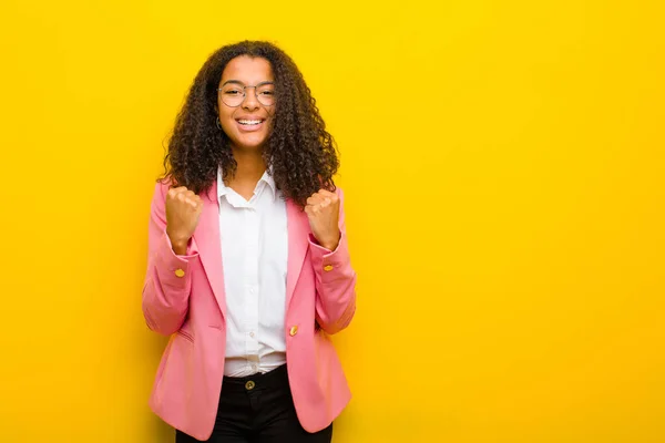 Negro Mujer Negocios Gritando Triunfalmente Riendo Sintiéndose Feliz Emocionado Mientras — Foto de Stock